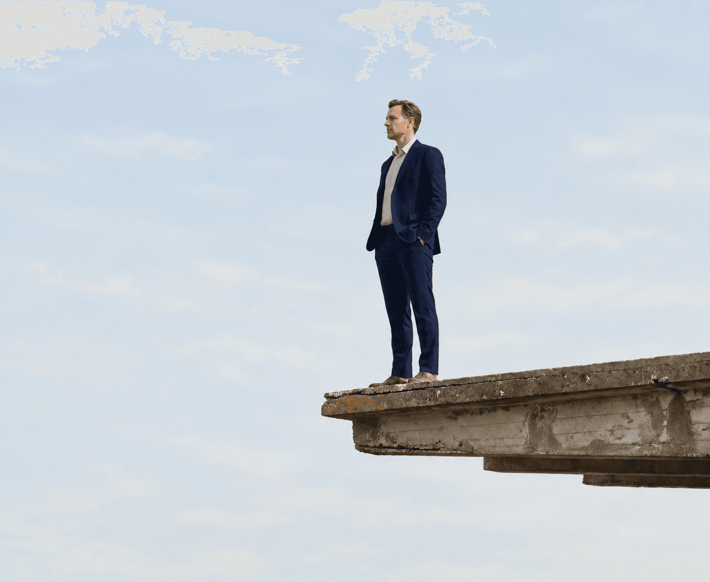Ondernemer in een donkerblauw pak op een onafgebouwd platform